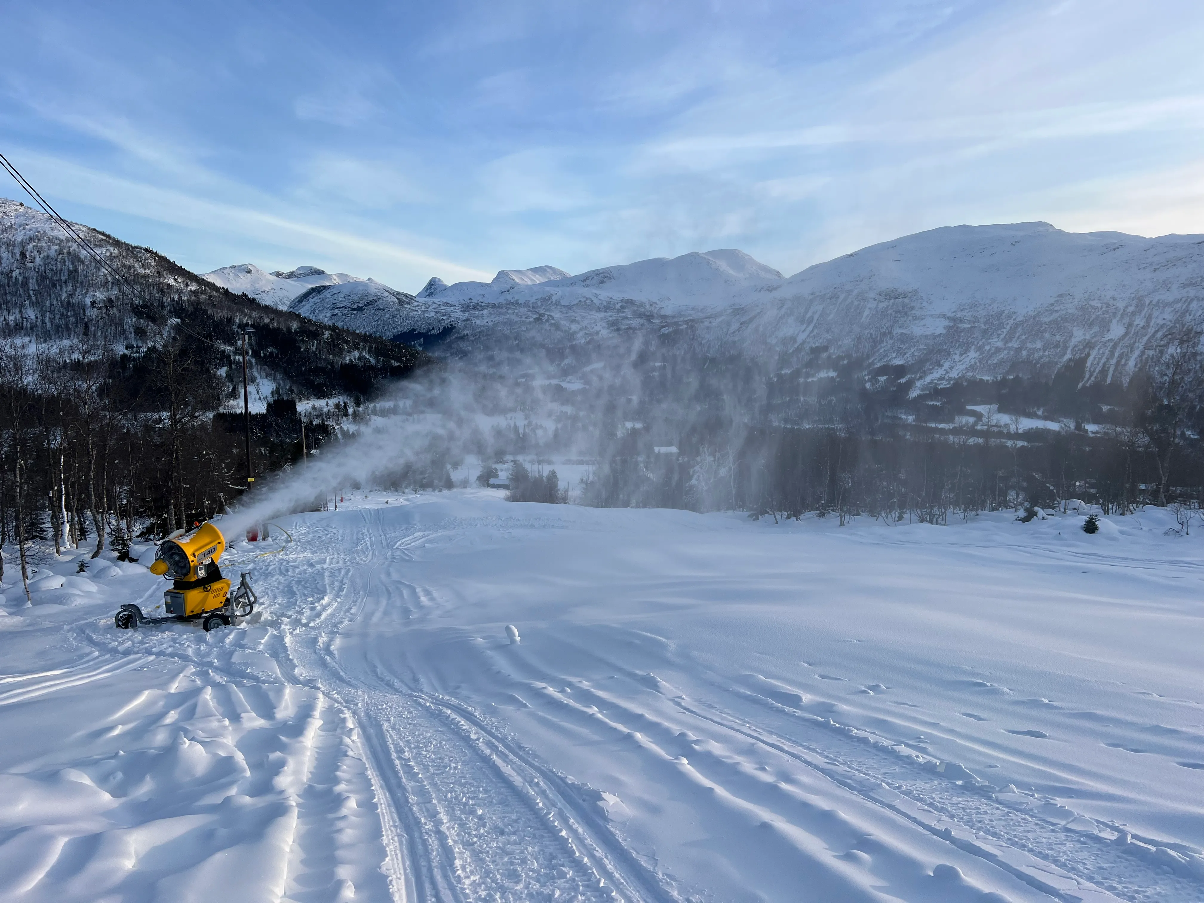 Snøkanon produserer snø med fjellpanorama — snøproduksjon ved Hornindal Skisenter