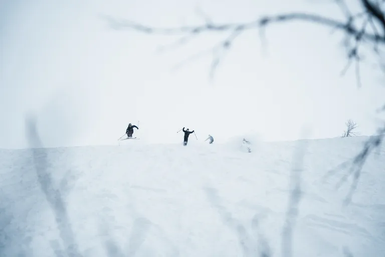 Frikjøring i puddersnø ved Hornindal Skisenter — Nordfjord