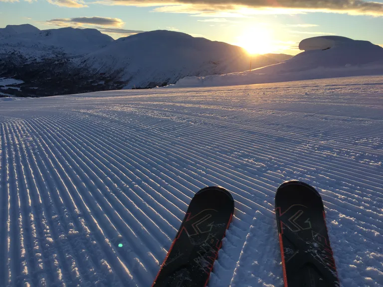 Siste nedfart for dagen i klårt vintervêr ved Hornindal Skisenter — perfekt avslutning i Nordfjord og Sunnmøre