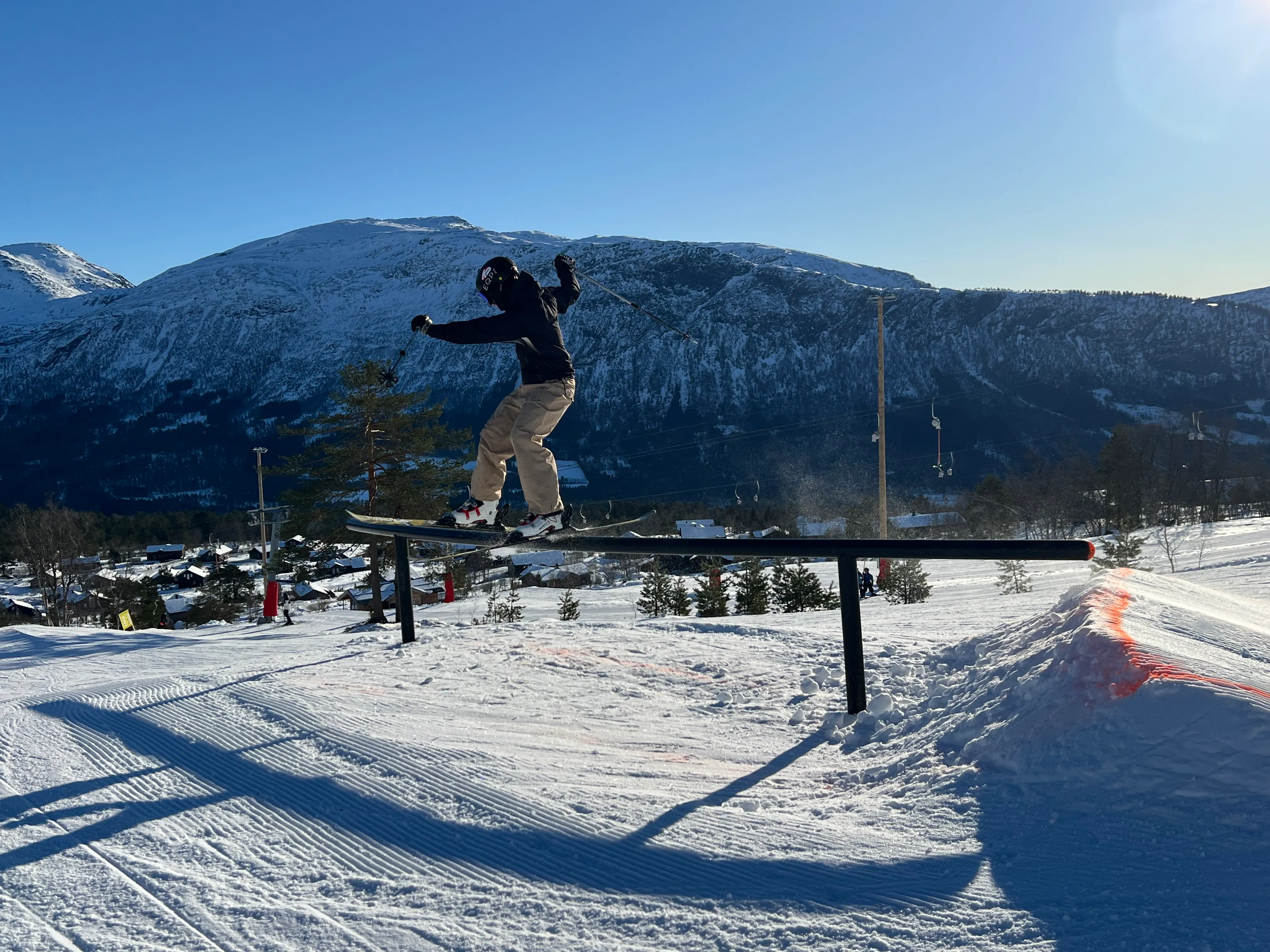 Rail-slide i skiparken med fjell i bakgrunnen — terrengpark ved Hornindal Skisenter