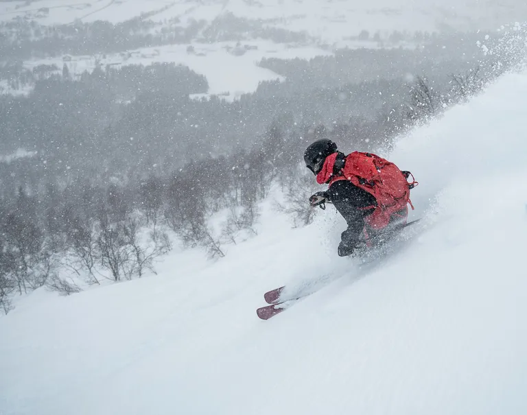 Høgt svev med utsikt over Hornindal — freestyle og frikøyring ved Hornindal Skisenter, Nordfjord og Sunnmøre