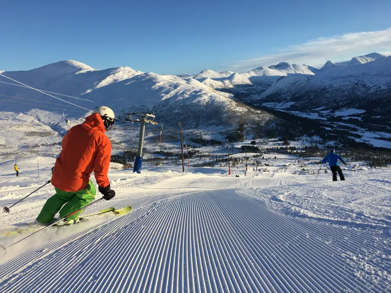 Nypreparert skibakke i strålande solskin og klårvêr ved Hornindal Skisenter — Nordfjord og Sunnmøre