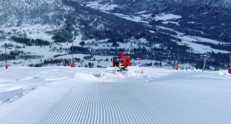 Trakkemaskin preparerer bakken ved Hornindal Skisenter — Nordfjord og Sunnmøre