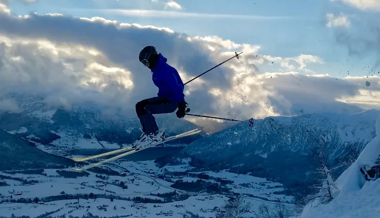 Høgt svev med utsikt over Hornindal — freestyle og frikøyring ved Hornindal Skisenter, Nordfjord og Sunnmøre