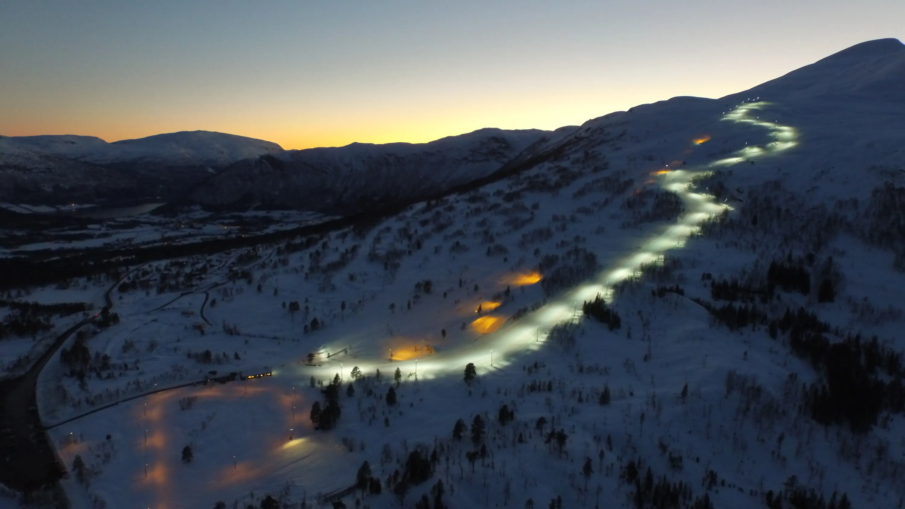 Flombelyst skibakke for kveldskøyring — Hornindal Skisenter, Nordfjord og Sunnmøre