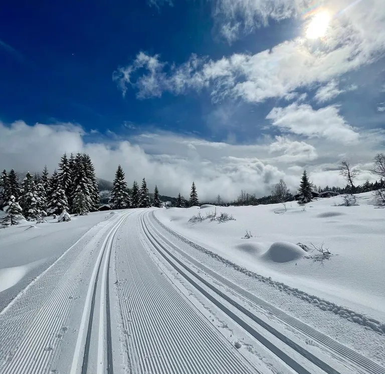 Langrennsløypar i vinterlandskap ved Hornindal Skisenter — Nordfjord og Sunnmøre