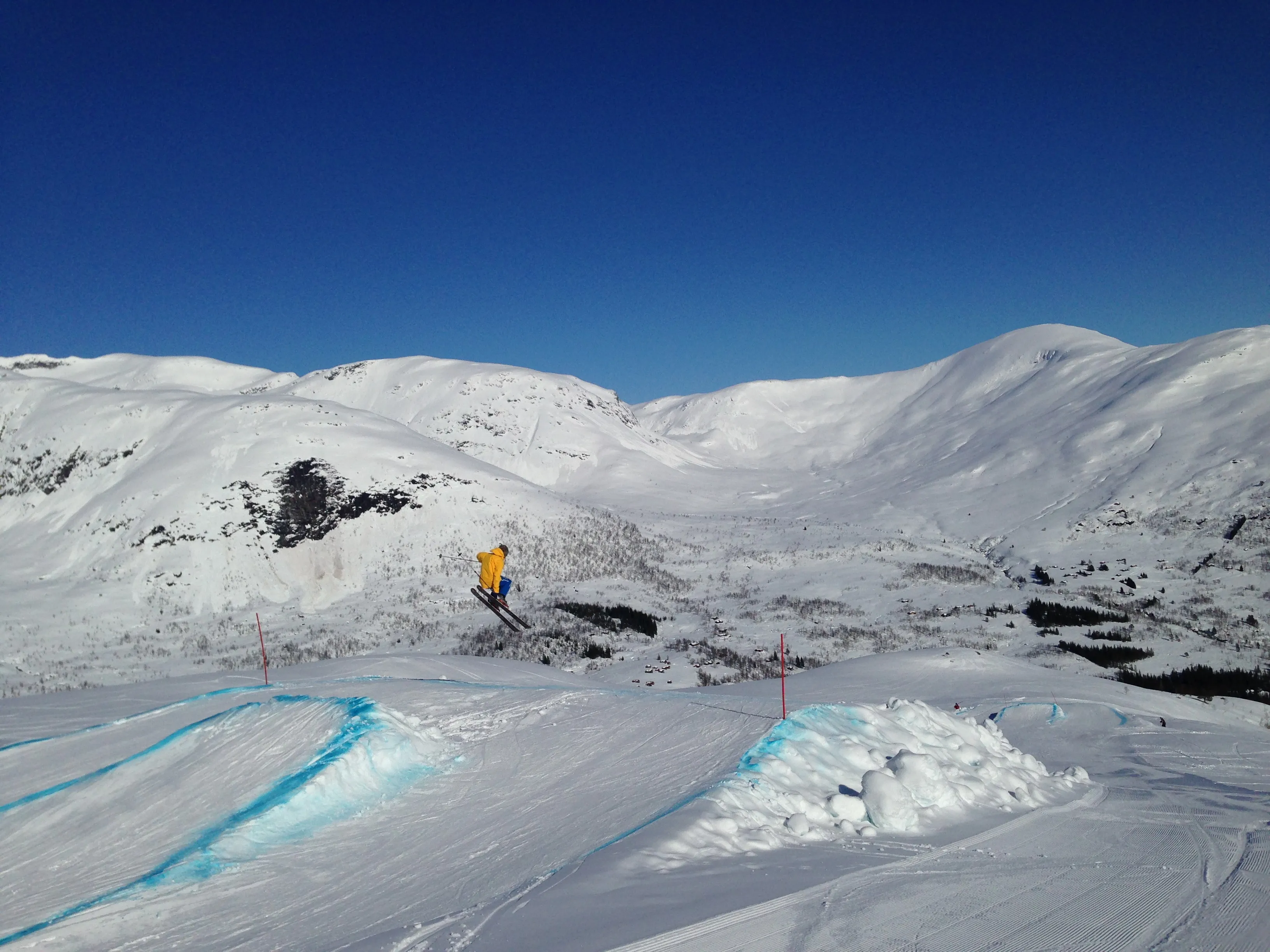 Hopp og luftig svev i skiparken — terrengpark ved Hornindal Skisenter