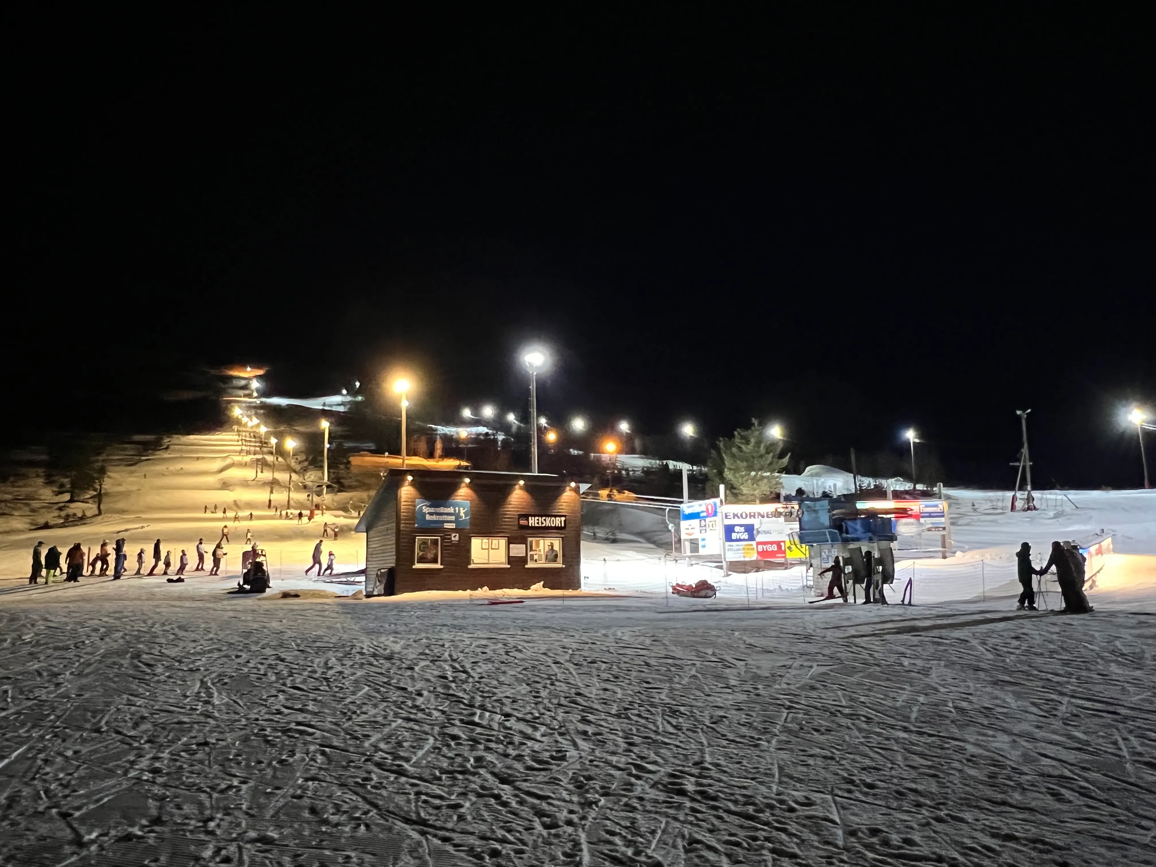 Bilettbu og flombelyste bakkar under kveldskøyring — Hornindal Skisenter, Nordfjord