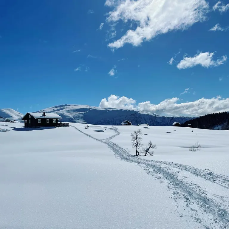 Storesetra i sol — vinterlandskap ved Hornindal Skisenter