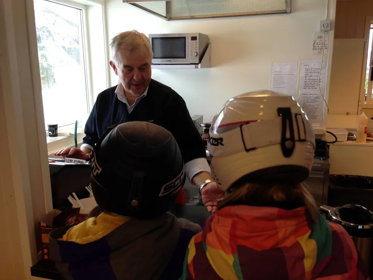 Koselig kafeteria med godt utval for skigjestar som treng påfyll ved Hornindal Skisenter — Nordfjord og Sunnmøre